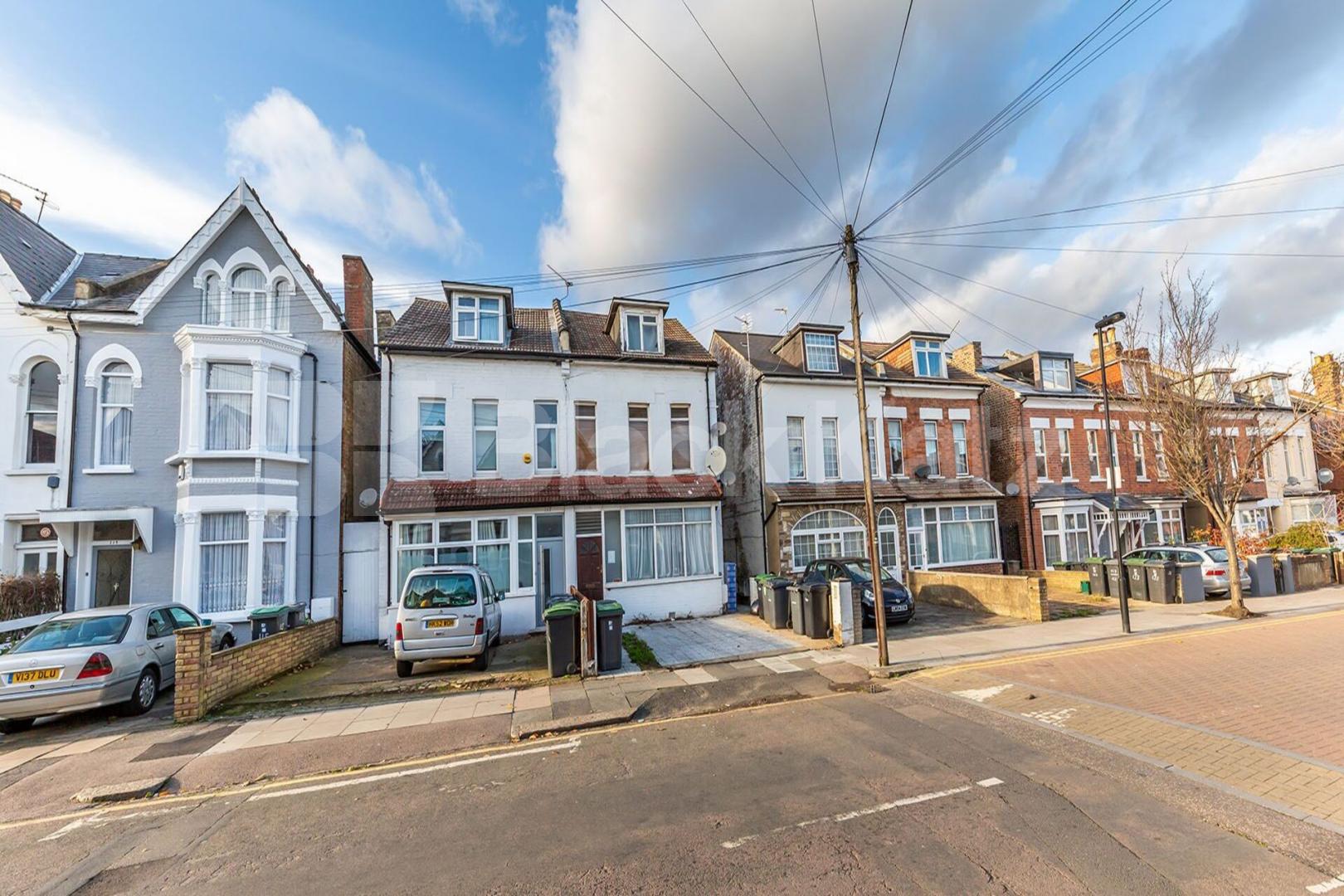 Lovely and bright 1 bedroom property within a beautiful house conversion  Whittington Road, Bounds Green